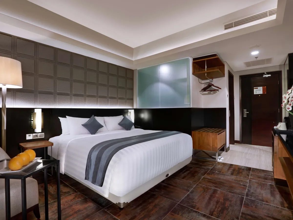 Aston Pasteur Exterior